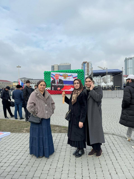 В Грозном началось торжественное шествие приуроченное к выборам Президента Российской Федерации, которые состоятся 15-17 марта